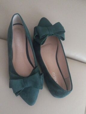Women’s Green Bow-Accent Pointed Toe Flats Size 38